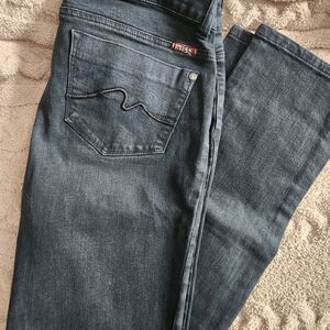 Dark Gray Straight-Leg Jeans with Subtle Pocket Stitching